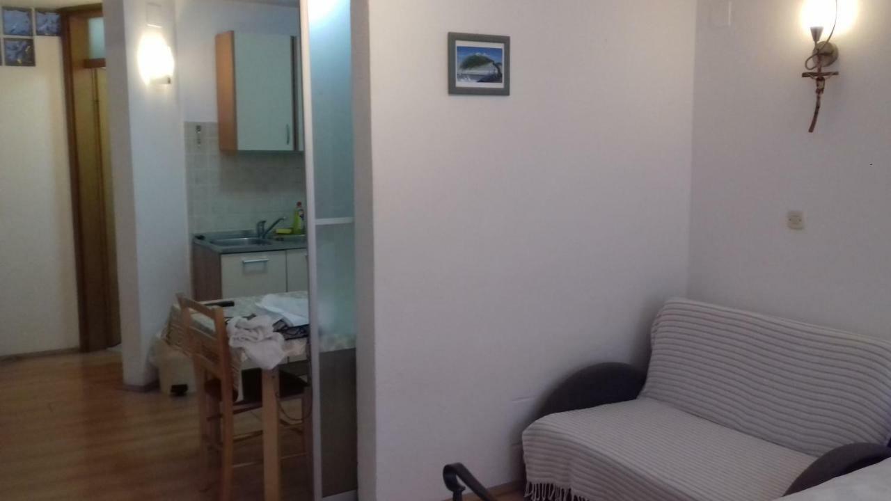Apartment Mime